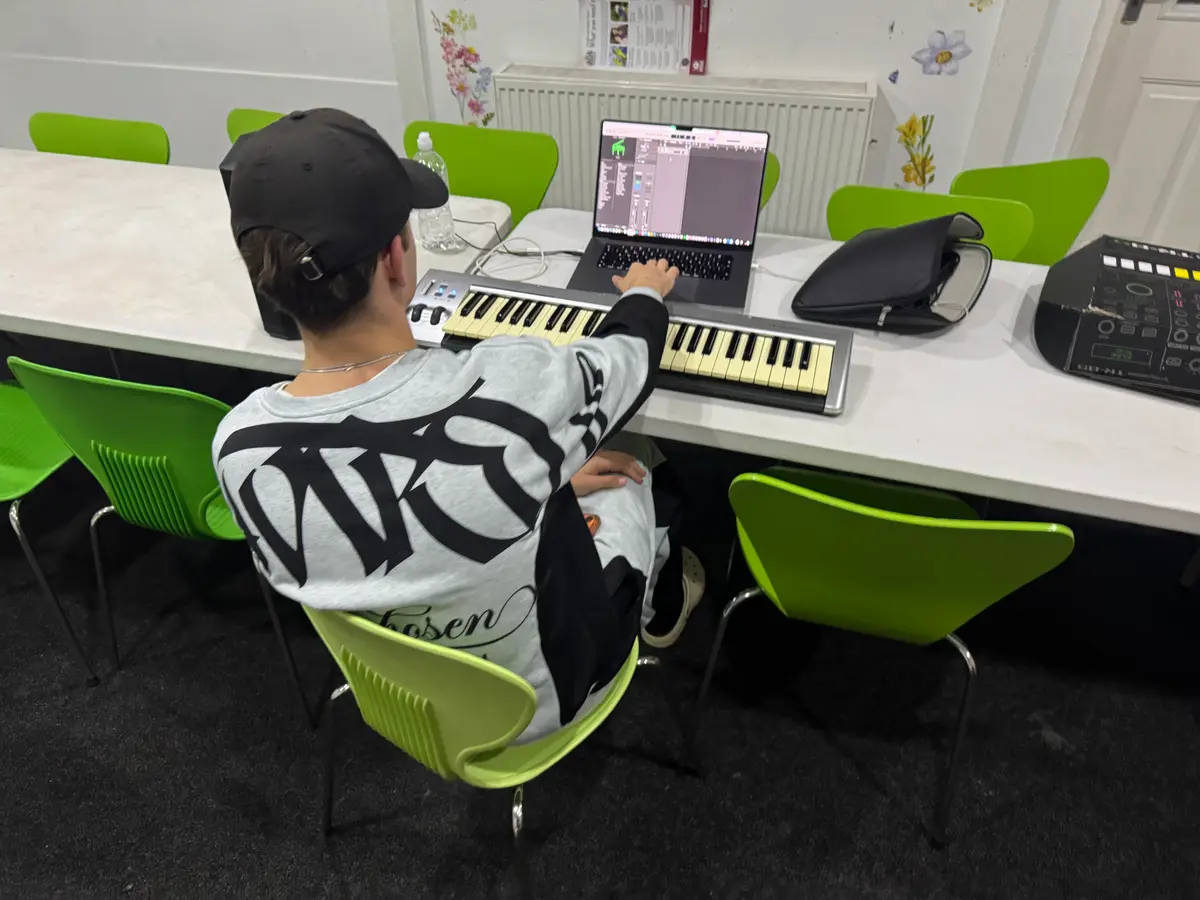 Participant building a track on a keyboard and laptop
